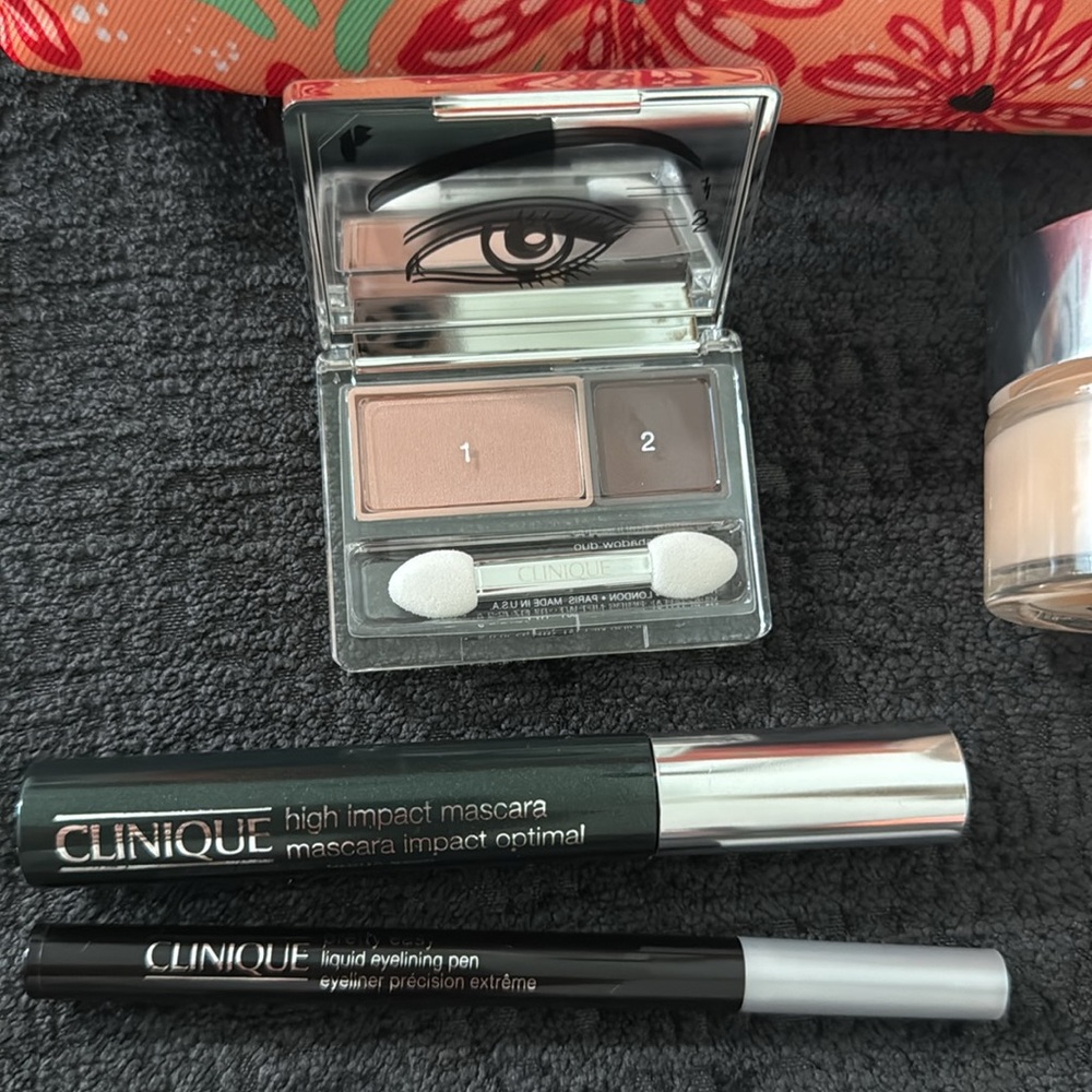 ✨Clinique Makeup Essentials Set✨ - Picture 2 of 5